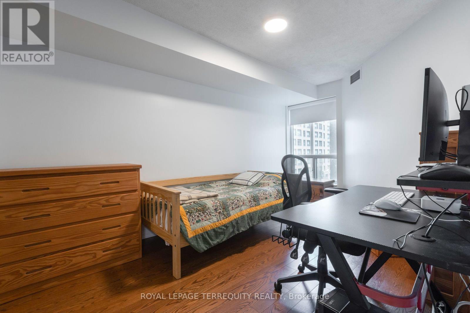 #513 109 FRONT STREET E - 18