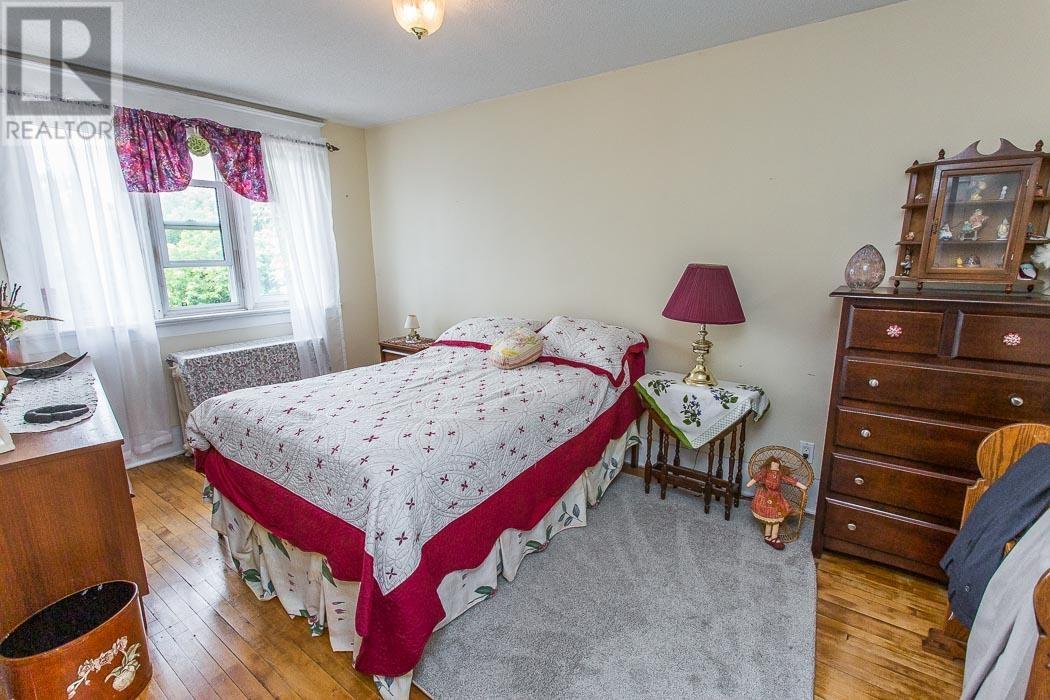 17 Huron ST W - 18