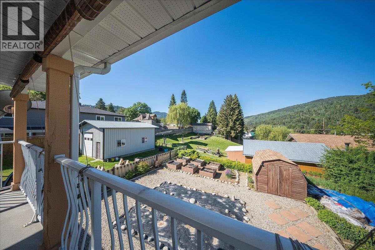 83 Kootenay Avenue S, Fruitvale