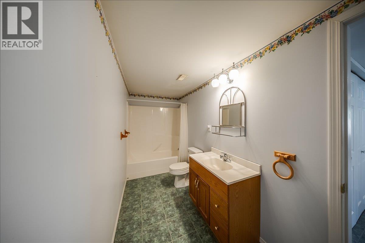 83 Kootenay Avenue S - 32