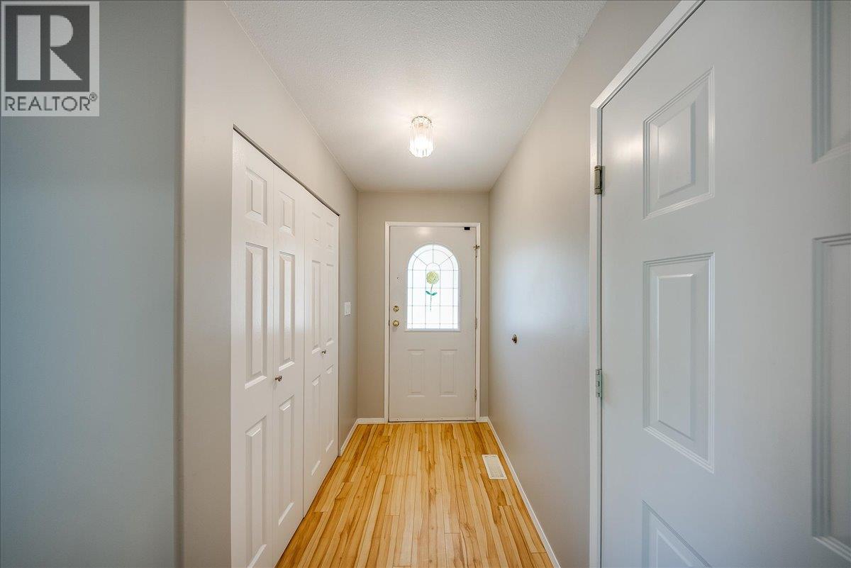 83 Kootenay Avenue S - 16