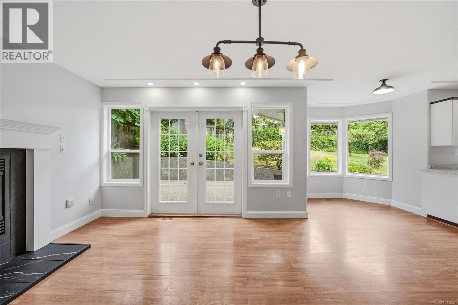 1688 Maple Bay Rd - 28