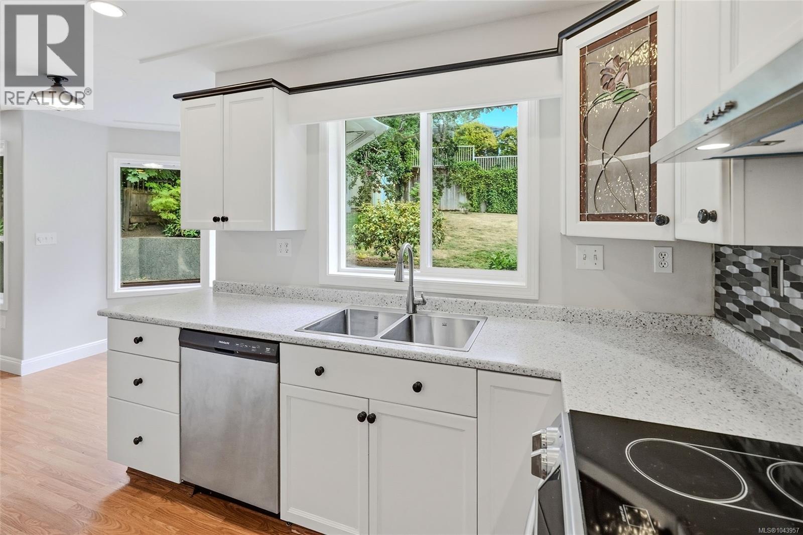 1688 Maple Bay Rd - 33