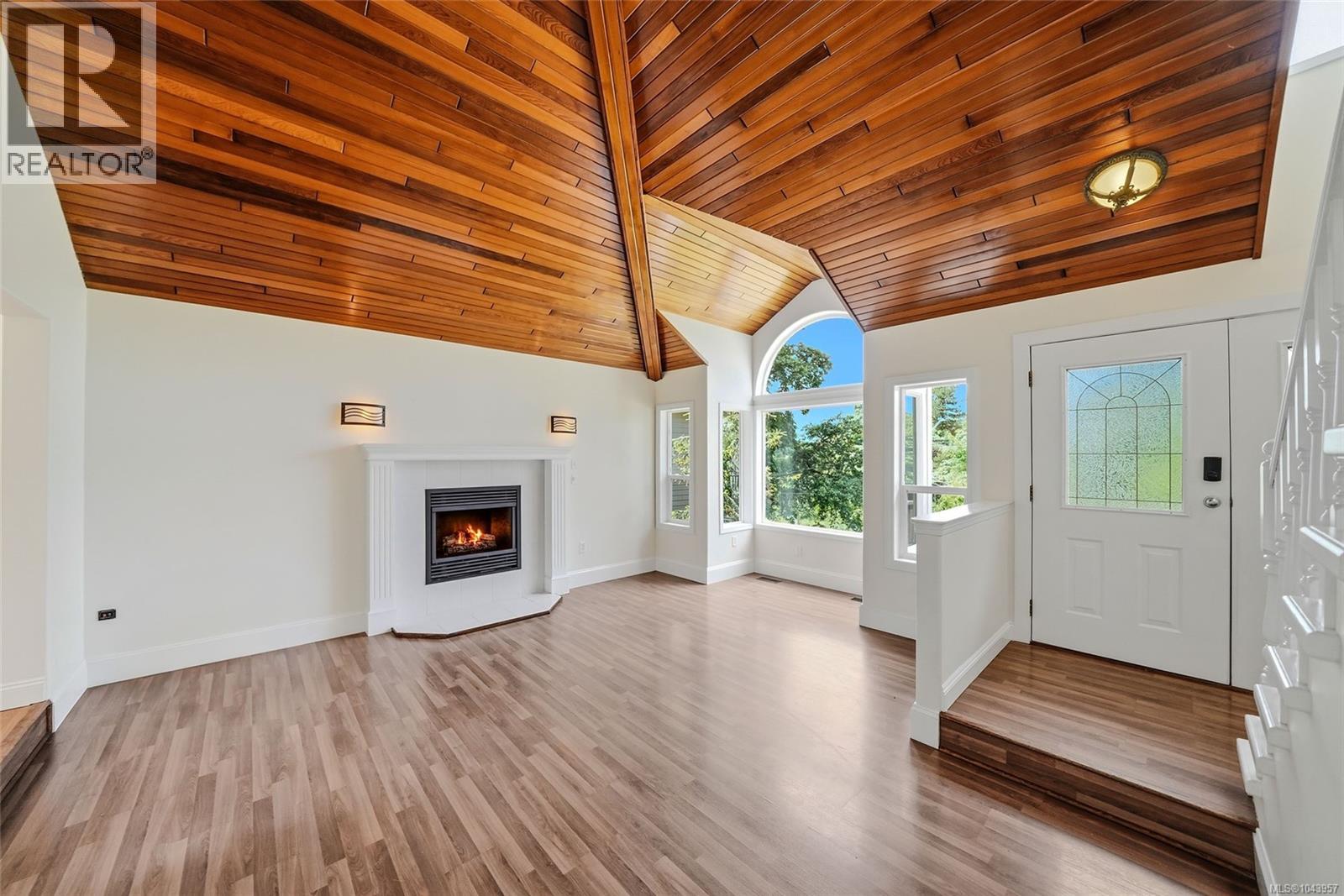 1688 Maple Bay Rd - 54