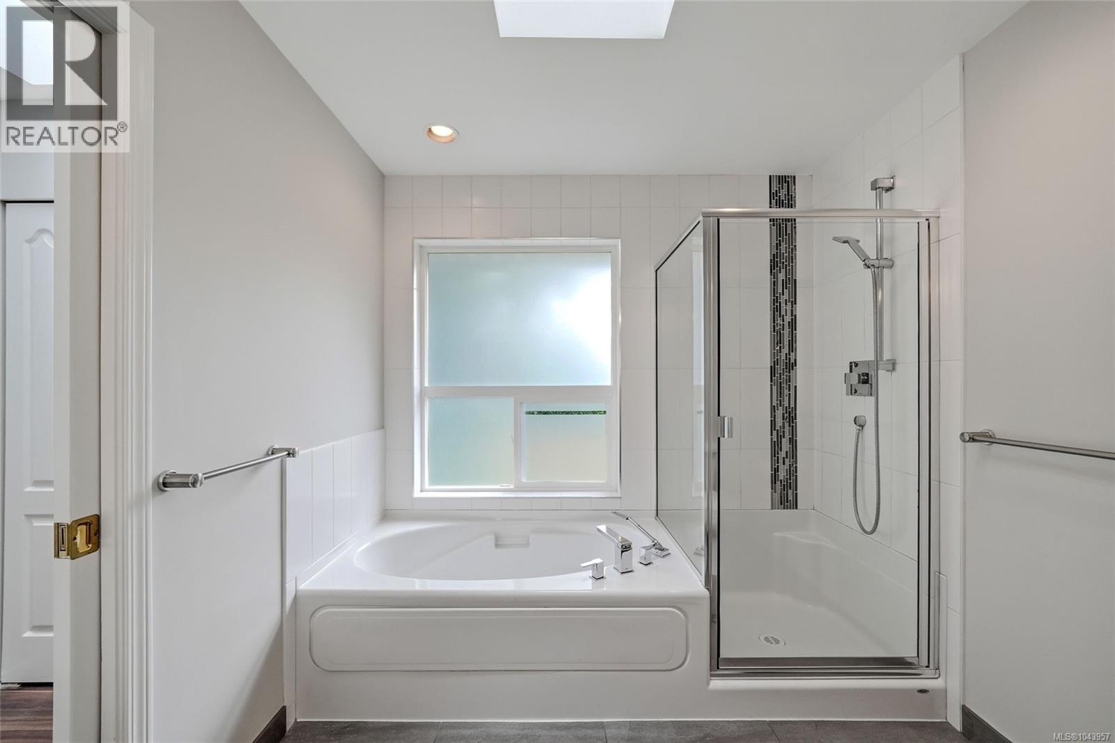 1688 Maple Bay Rd - 60