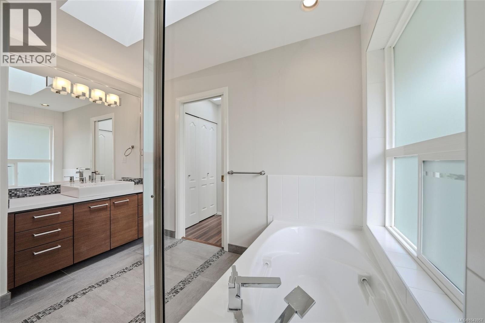 1688 Maple Bay Rd - 61