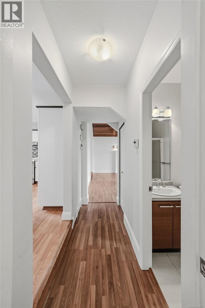 1688 Maple Bay Rd - 37