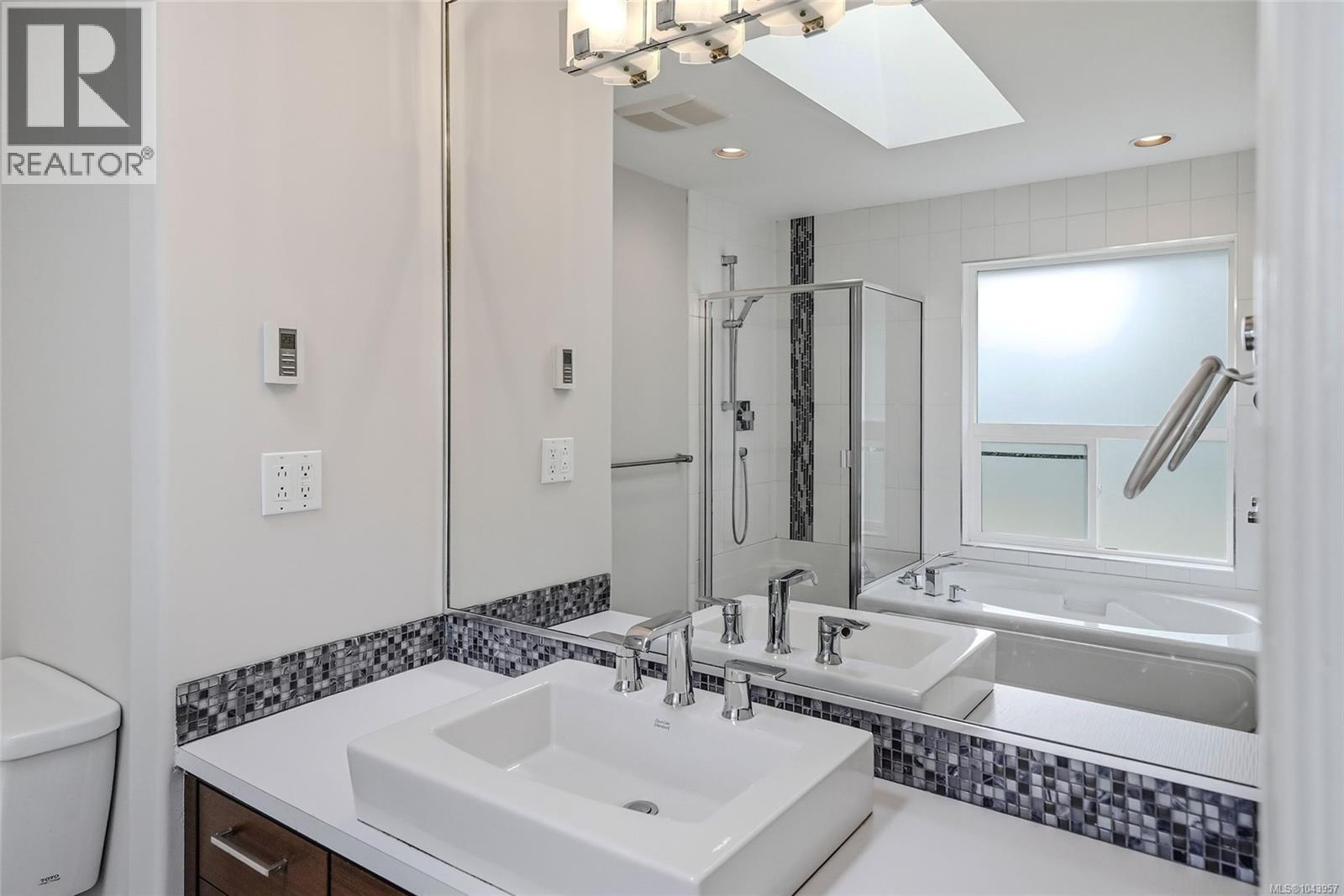 1688 Maple Bay Rd - 59