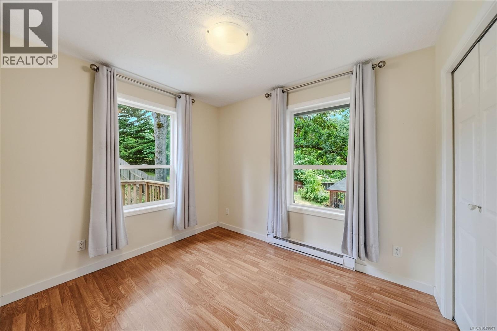 1688 Maple Bay Rd - 49