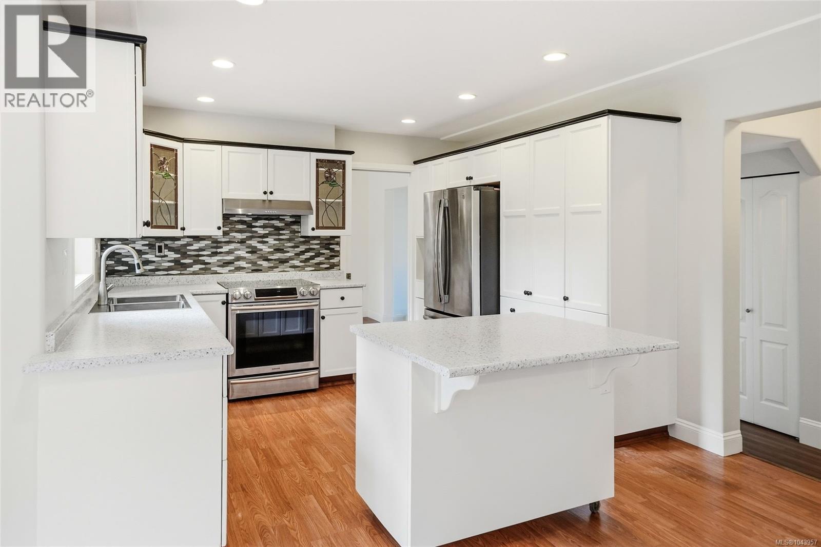 1688 Maple Bay Rd - 31
