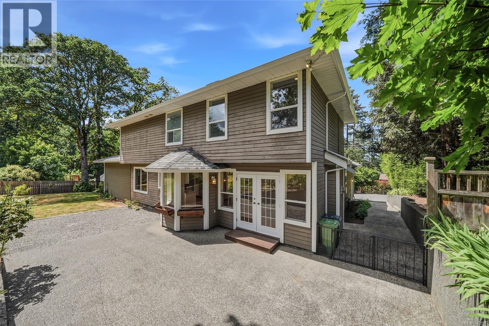 1688 Maple Bay Rd - 11