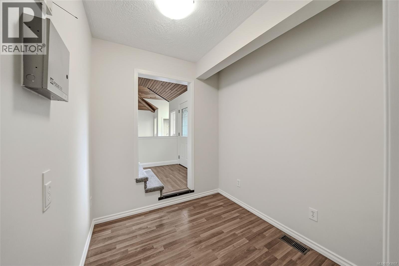 1688 Maple Bay Rd - 41