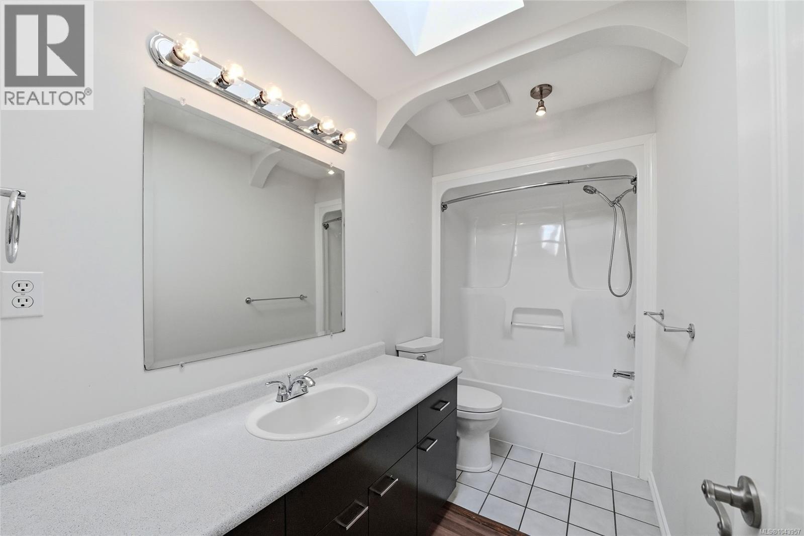 1688 Maple Bay Rd - 56