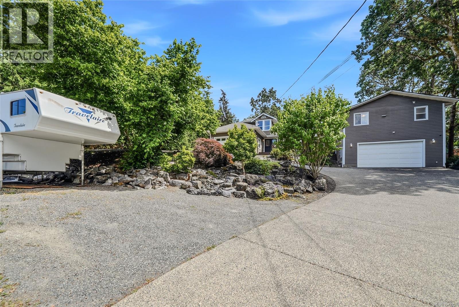 1688 Maple Bay Rd - 70