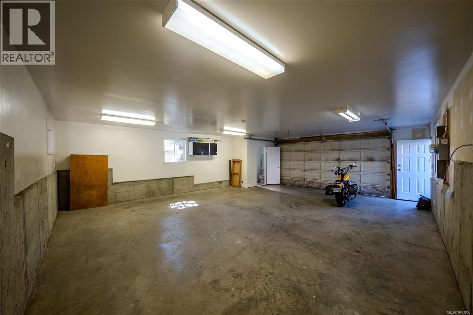 1688 Maple Bay Rd - 87
