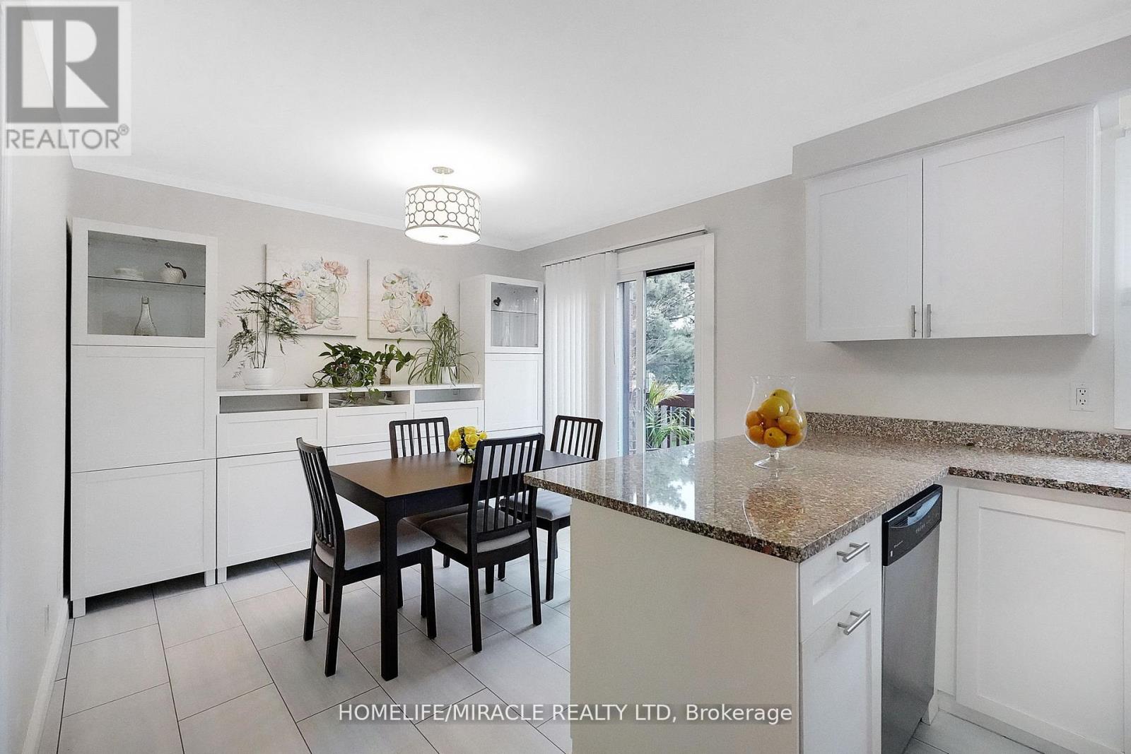 #32 4165 FIELDGATE DRIVE - 18