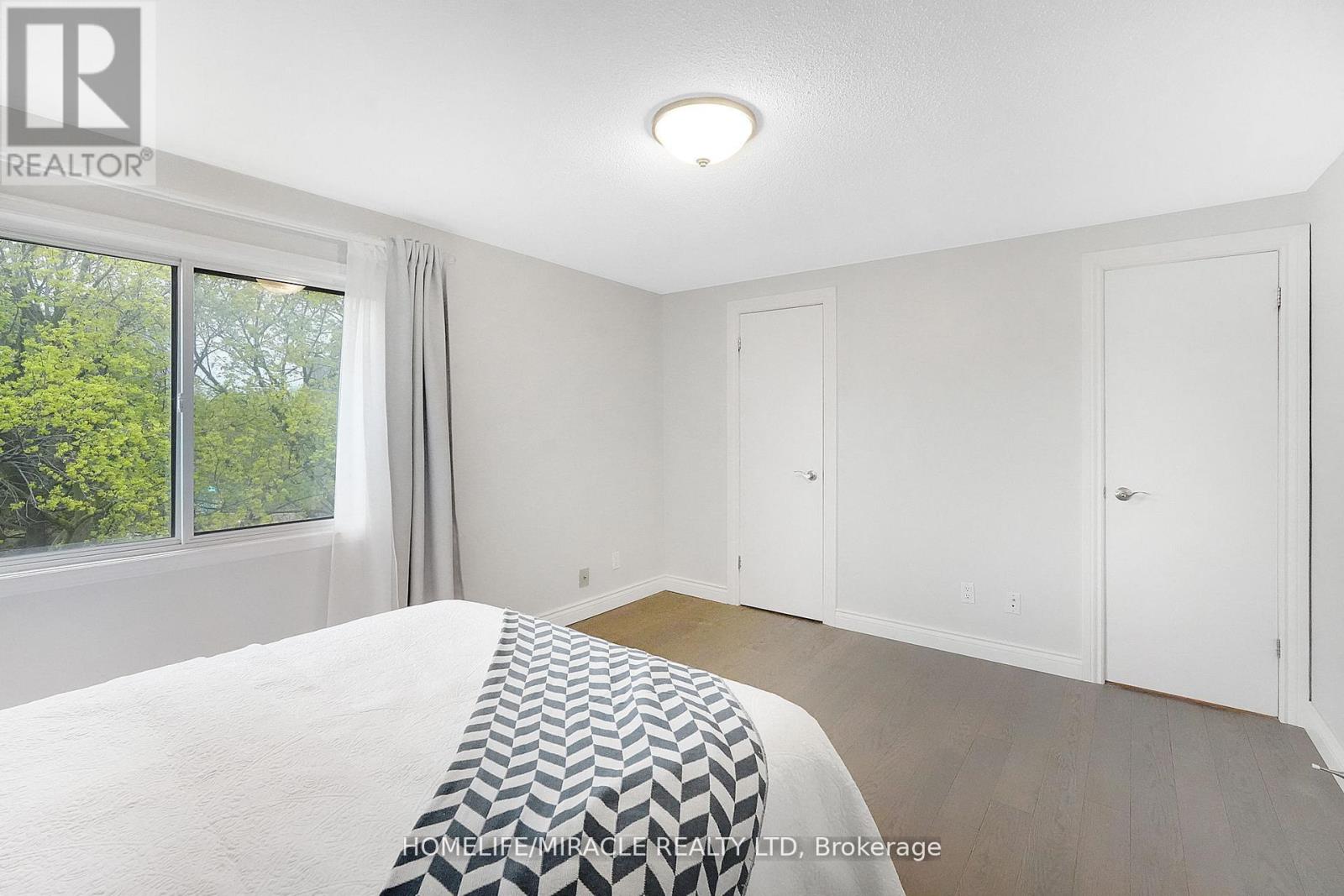 #32 4165 FIELDGATE DRIVE - 22