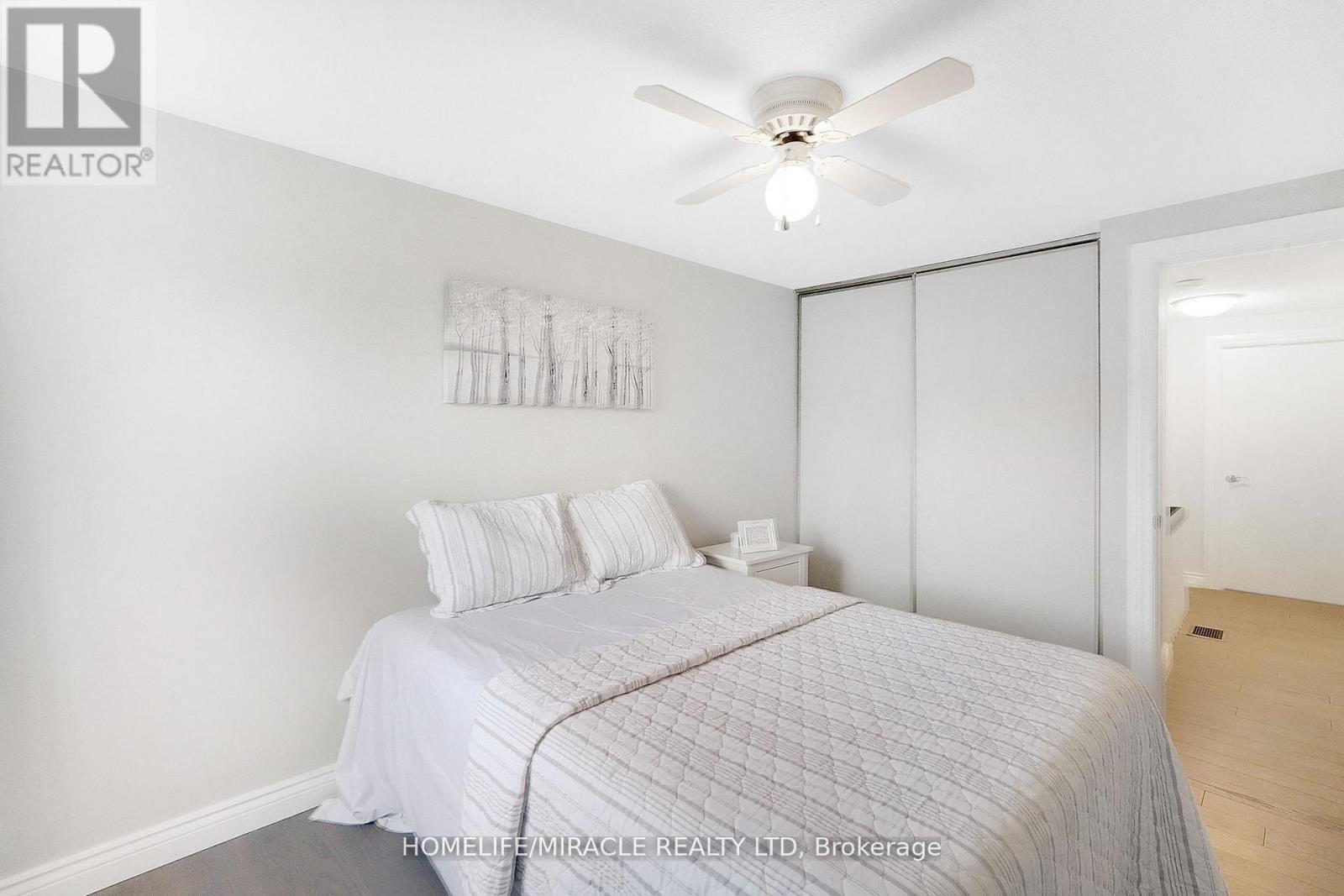#32 4165 FIELDGATE DRIVE - 26