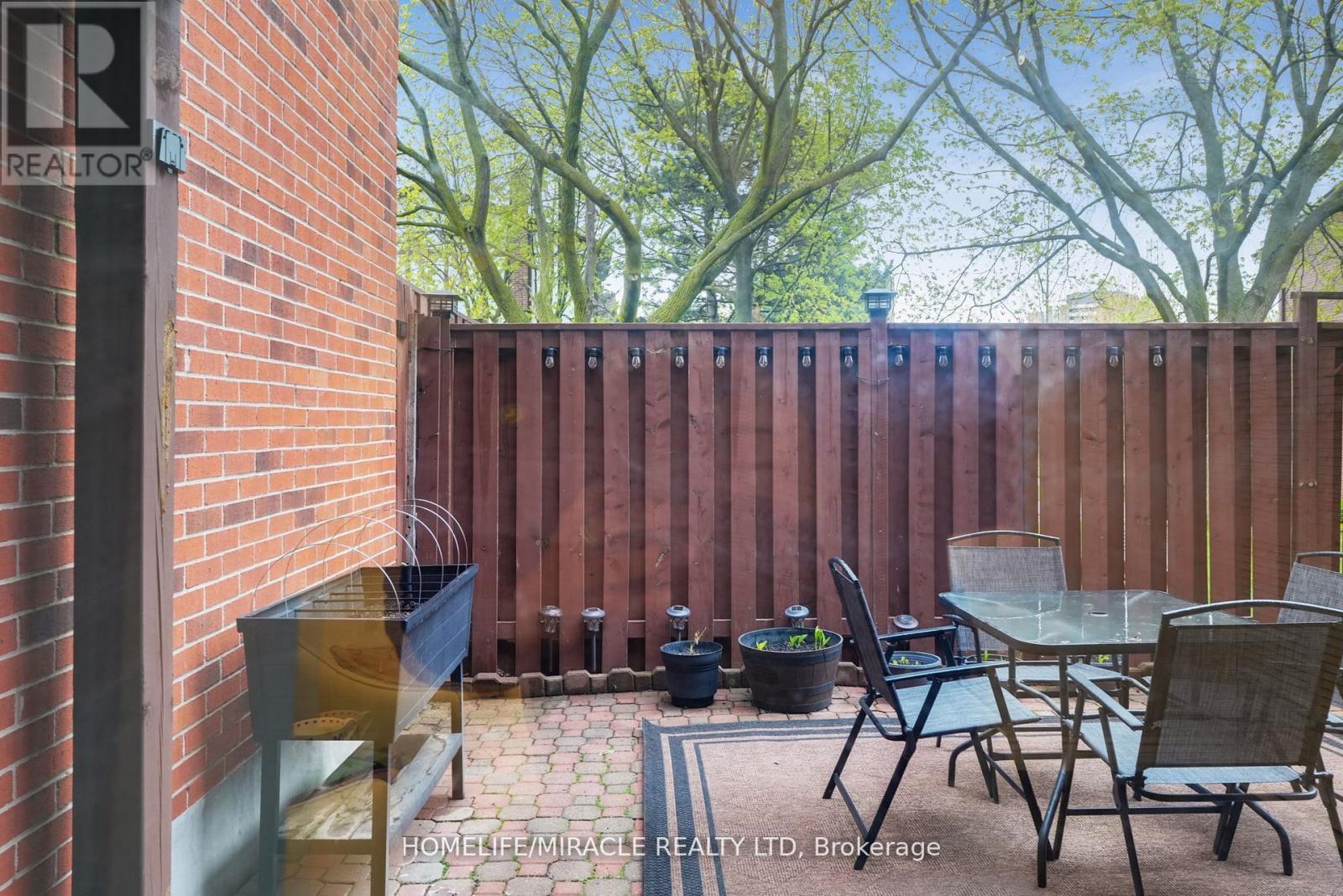 #32 4165 FIELDGATE DRIVE - 35