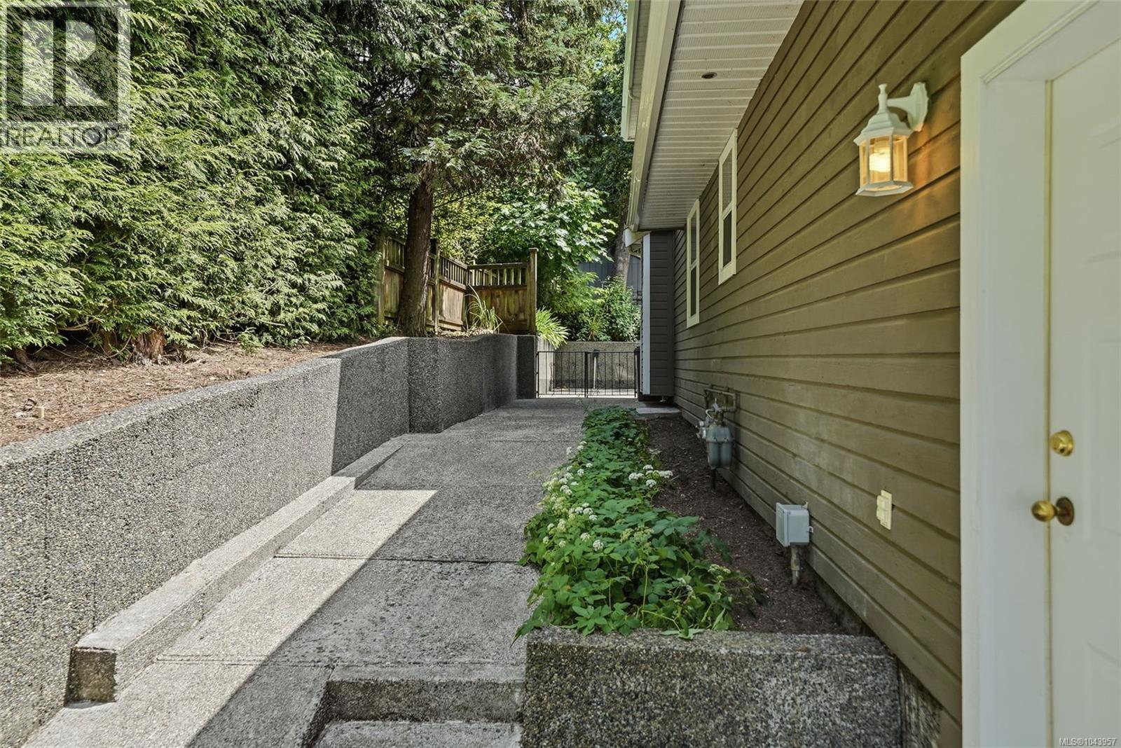 1688 Maple Bay Rd - 75