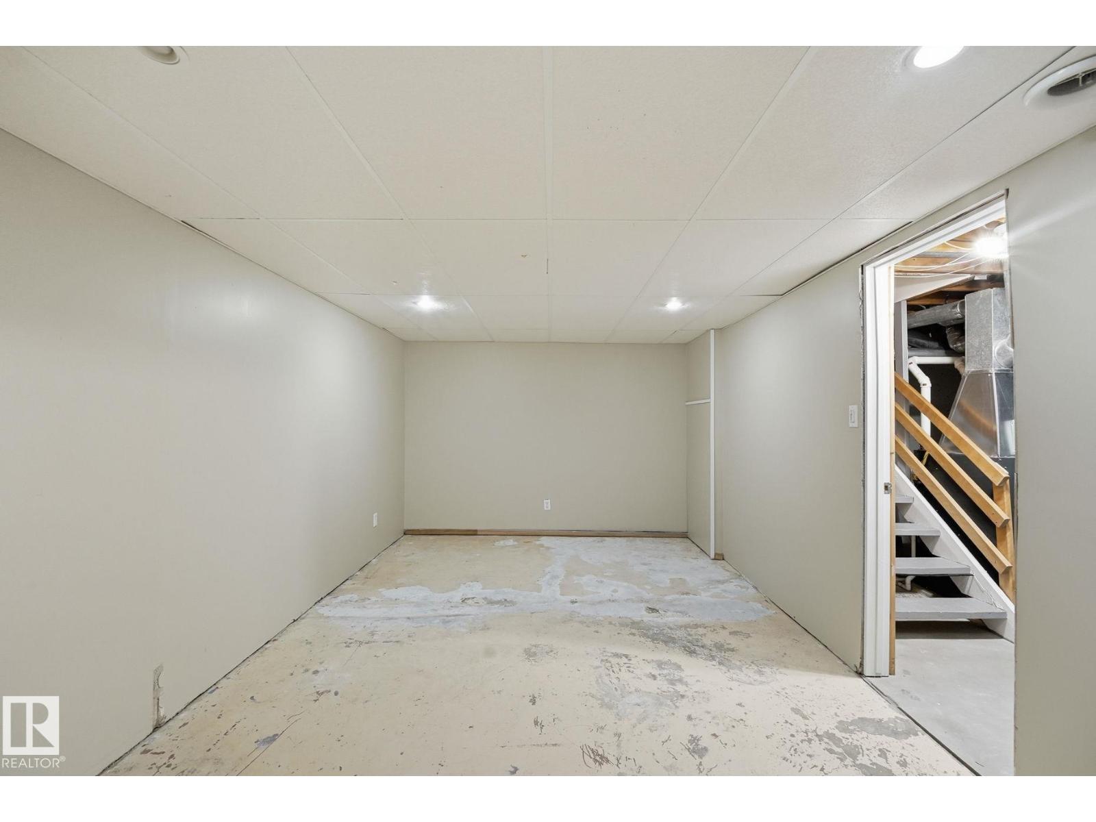 10622 51 AV NW - 15