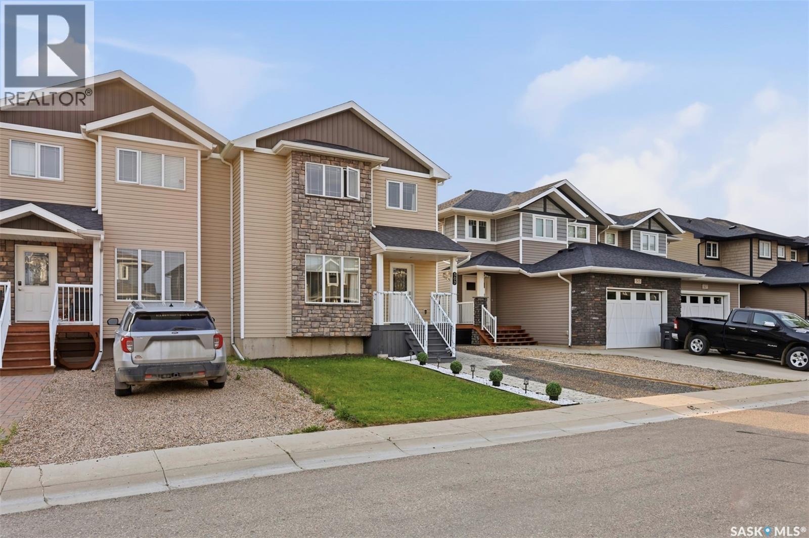 503 Maple CRESCENT - 2