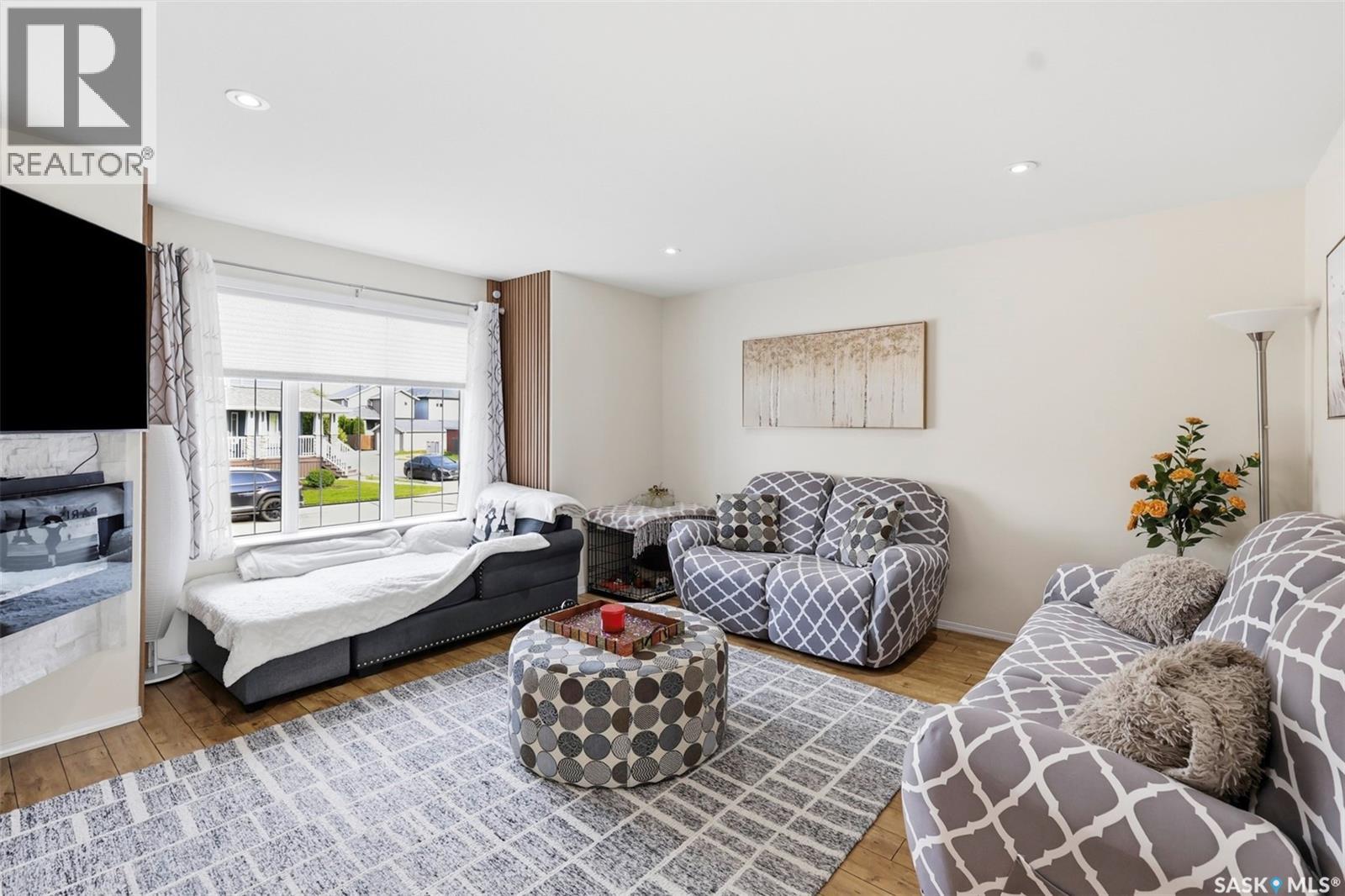 503 Maple CRESCENT - 4