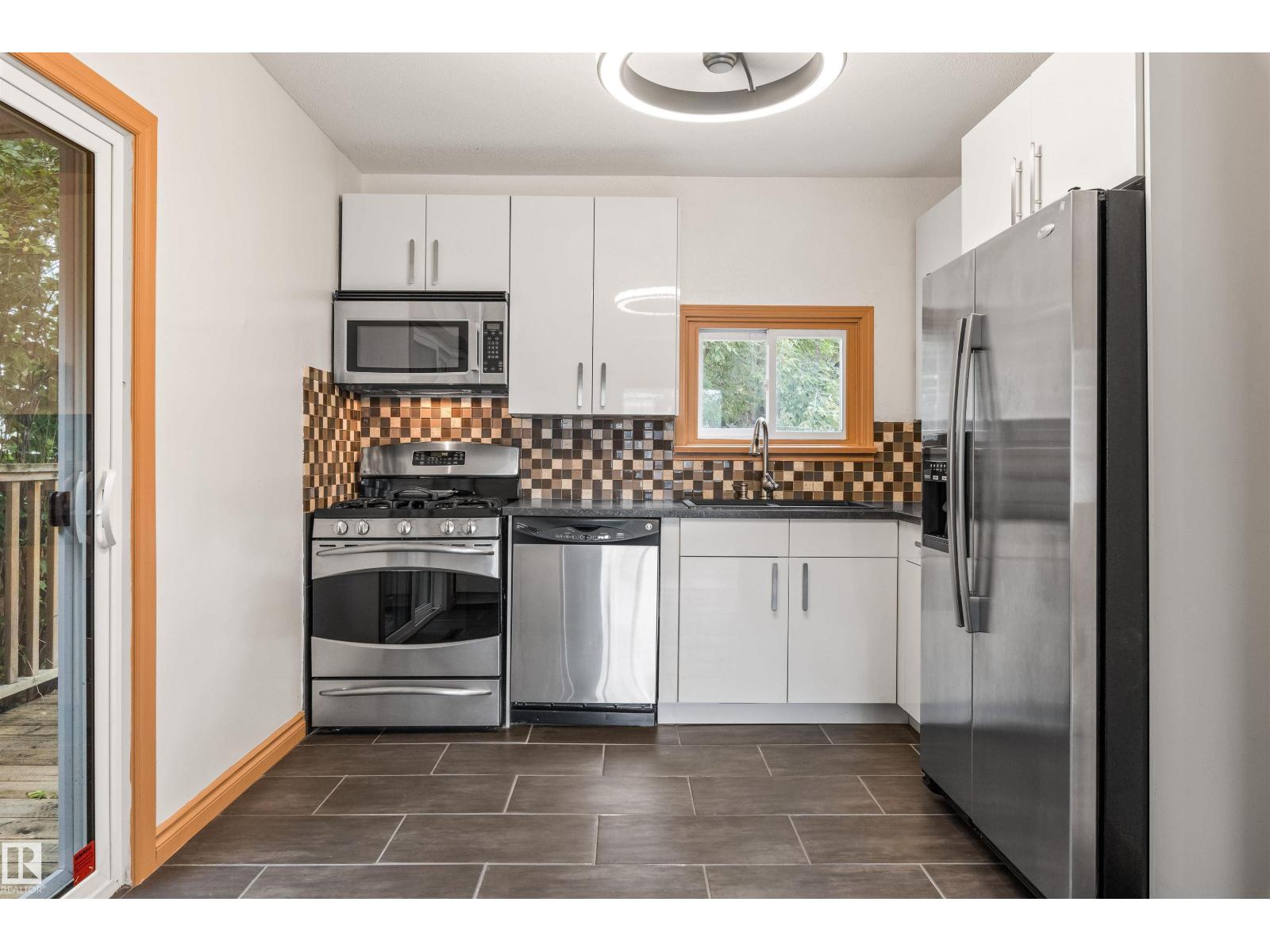 11230 75 AV NW - 11