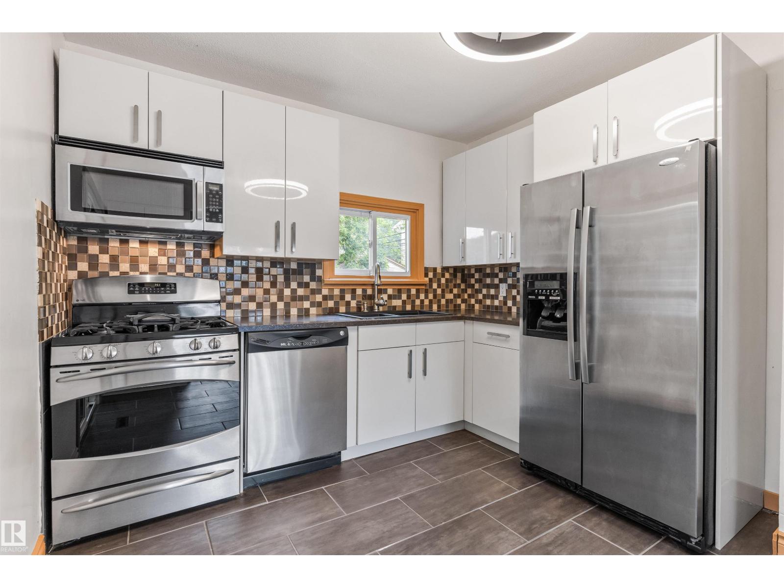 11230 75 AV NW - 10