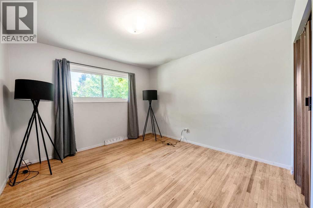 1032 89 Avenue SW - 15