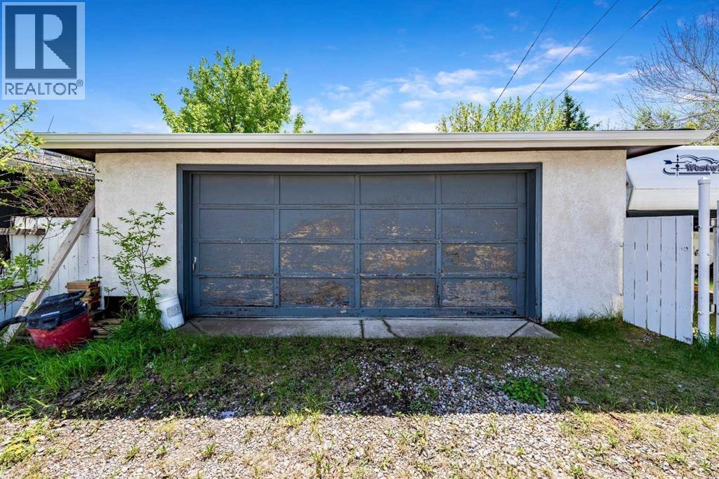 1032 89 Avenue SW - 24