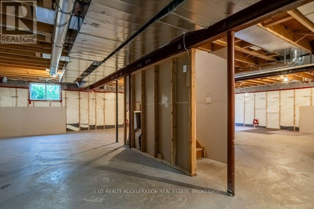 14 ASHWOOD CRESCENT - 32