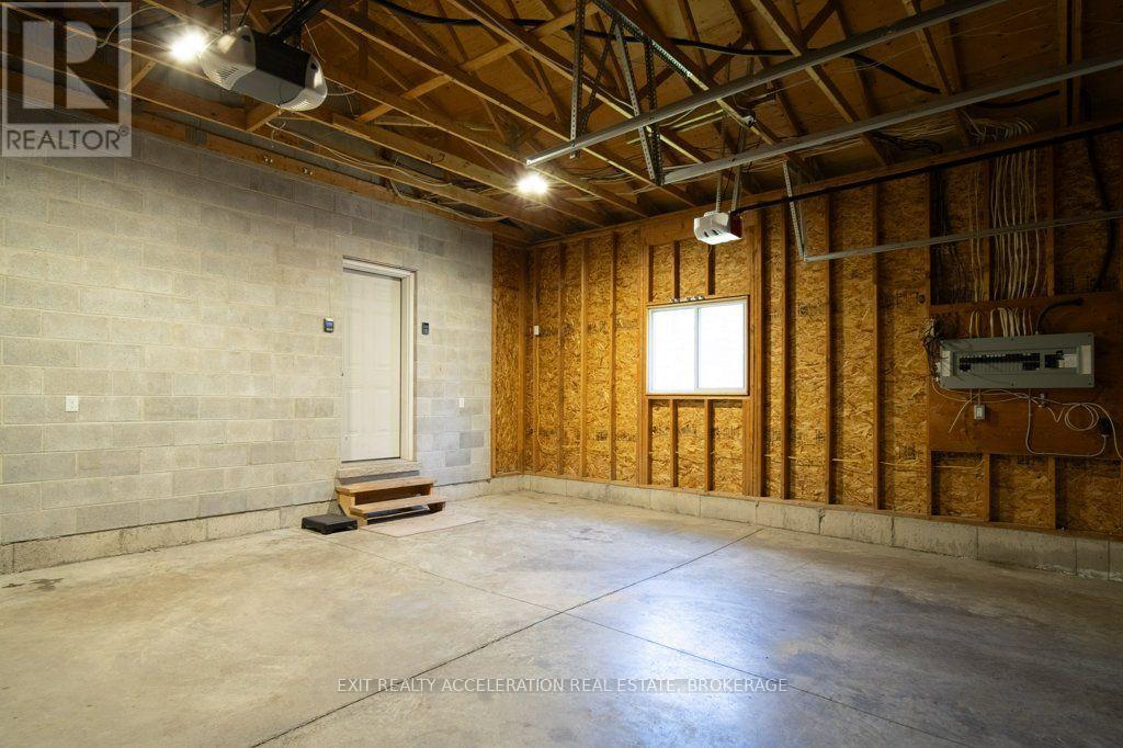 14 ASHWOOD CRESCENT - 35