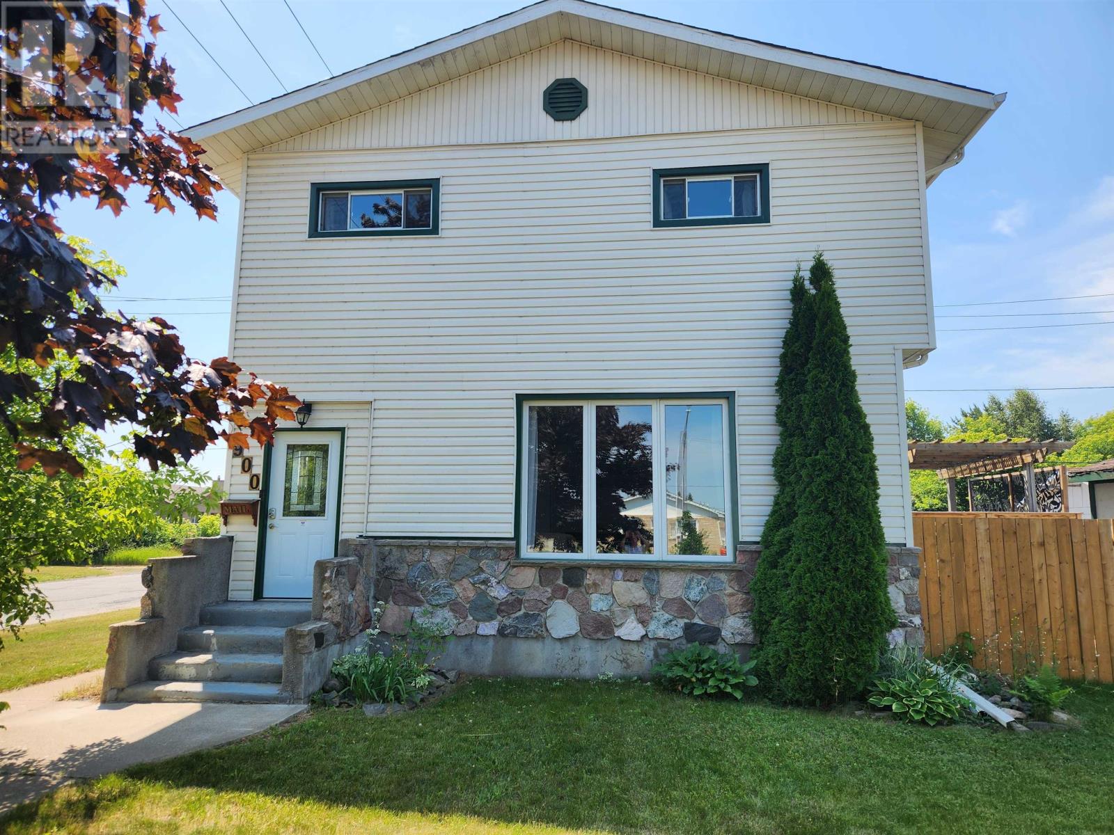 900 Mary ST W - 1