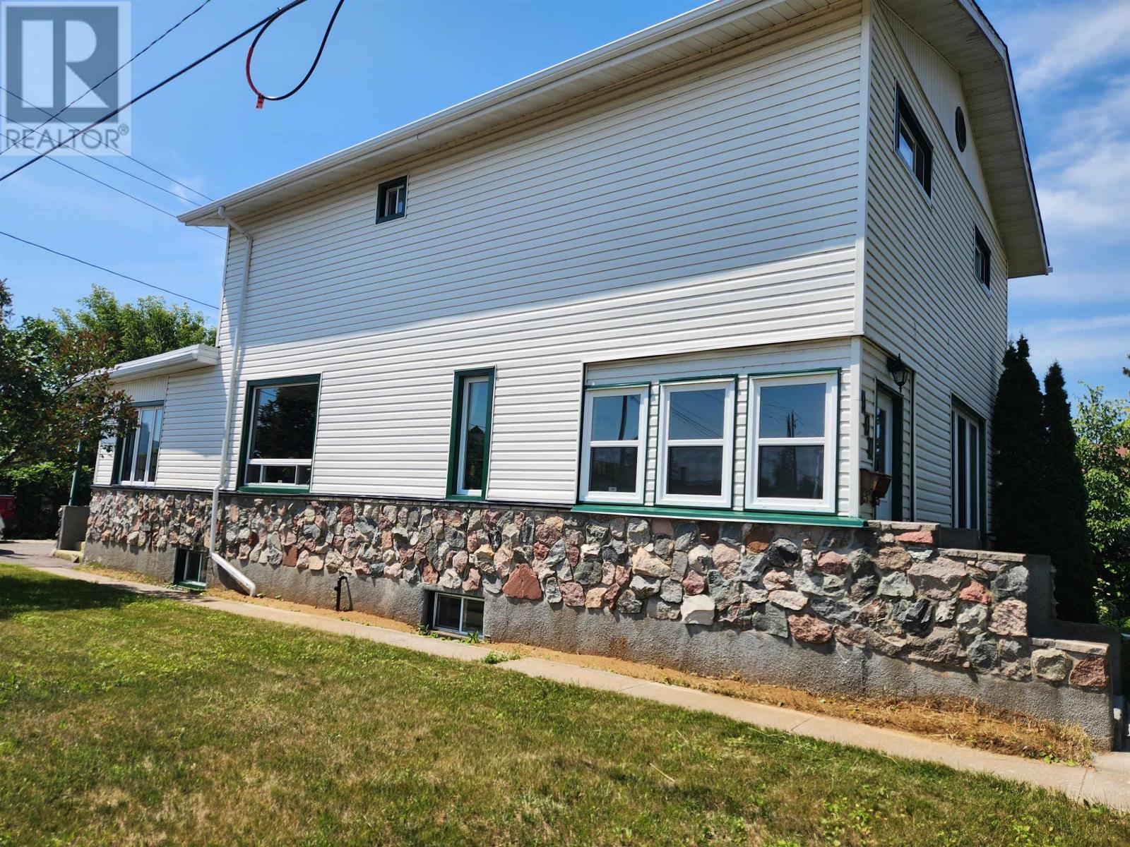 900 Mary ST W - 2