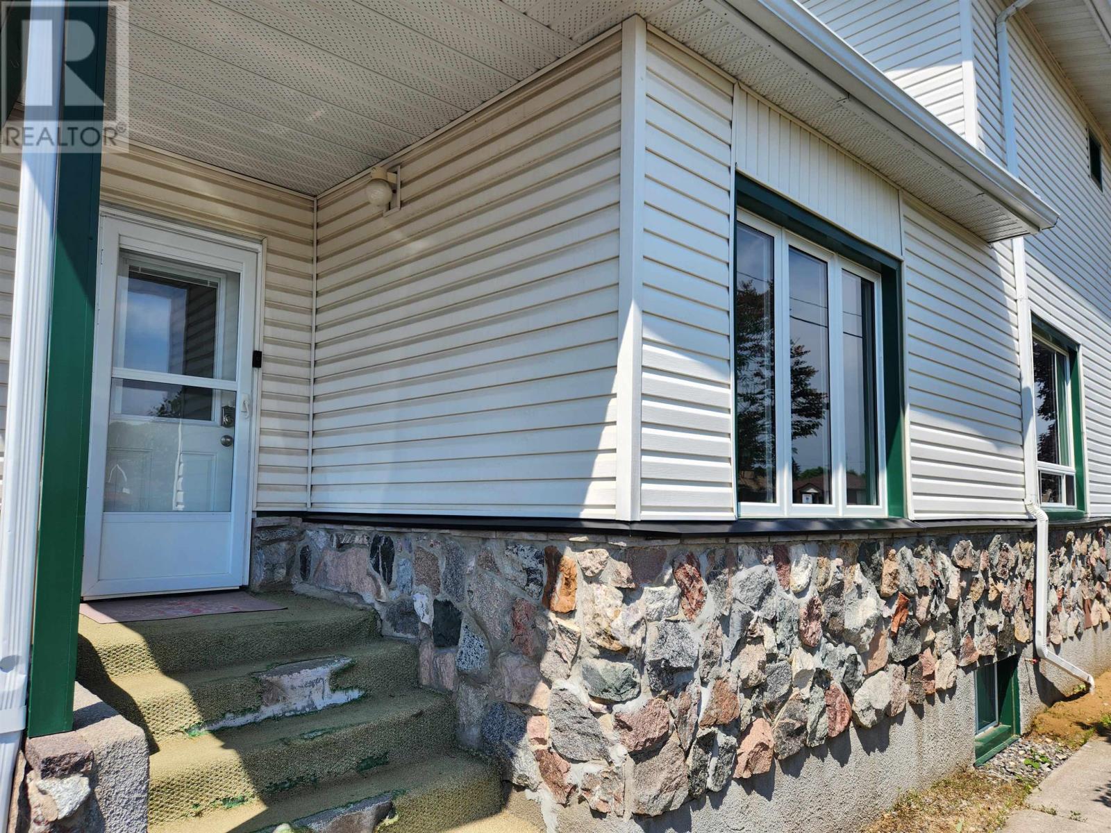 900 Mary ST W - 3