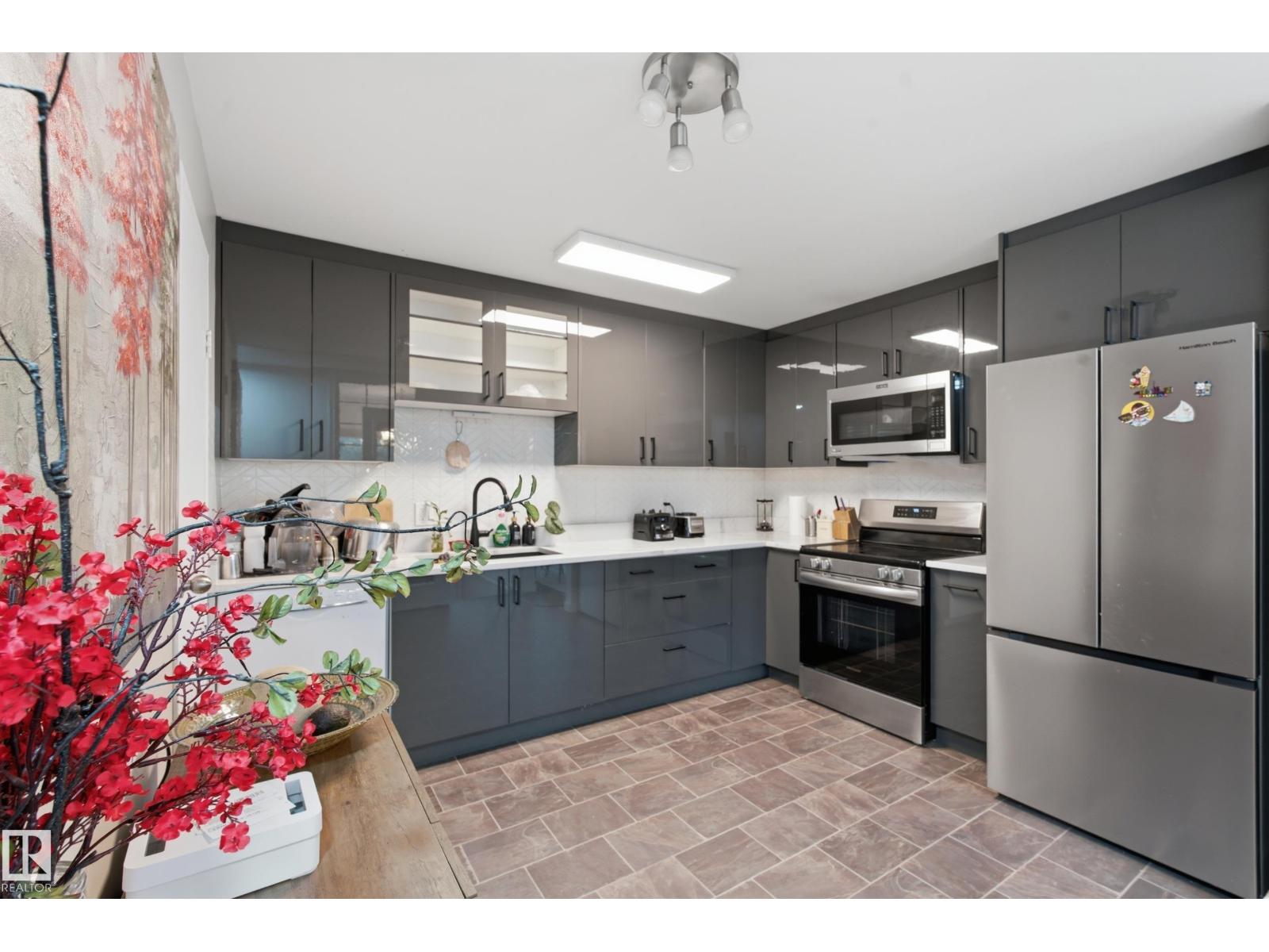 5303 21 AV NW - 17