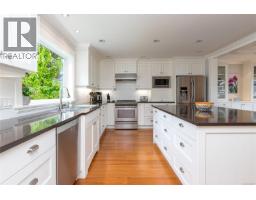 Living room - 1110 Newport Ave, Oak Bay, BC V8S5E4 Photo 8