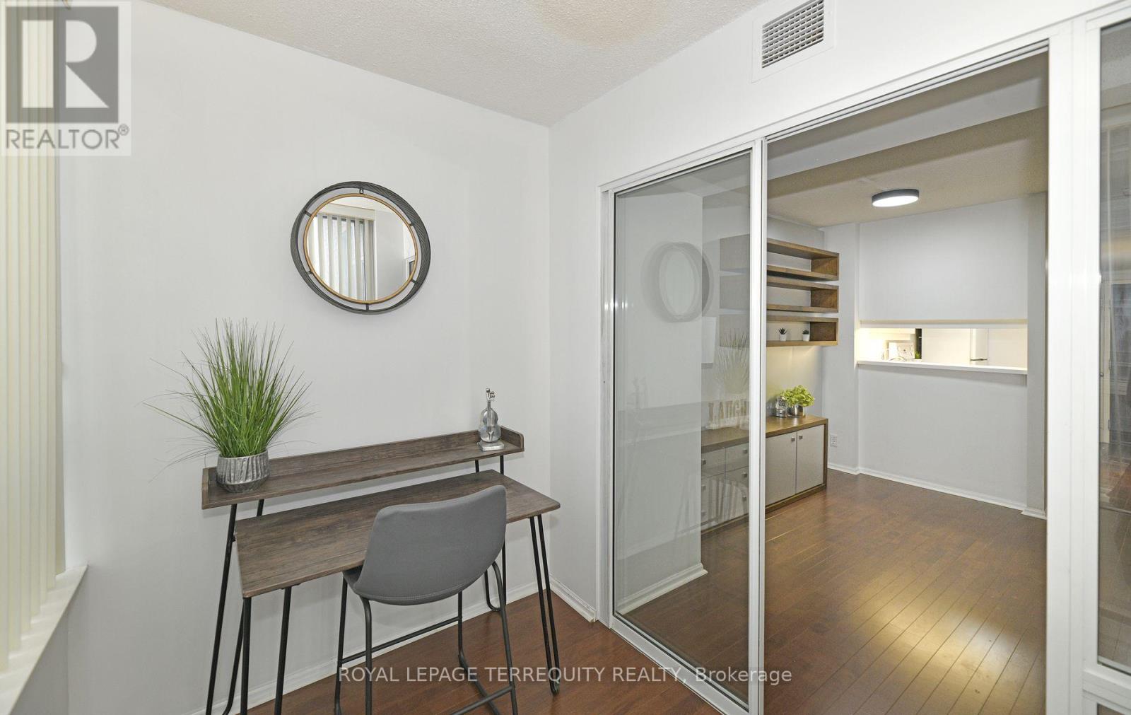 #1113 711 BAY STREET - 10