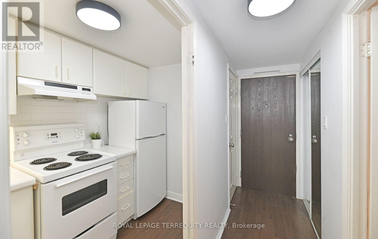 #1113 711 BAY STREET - 11