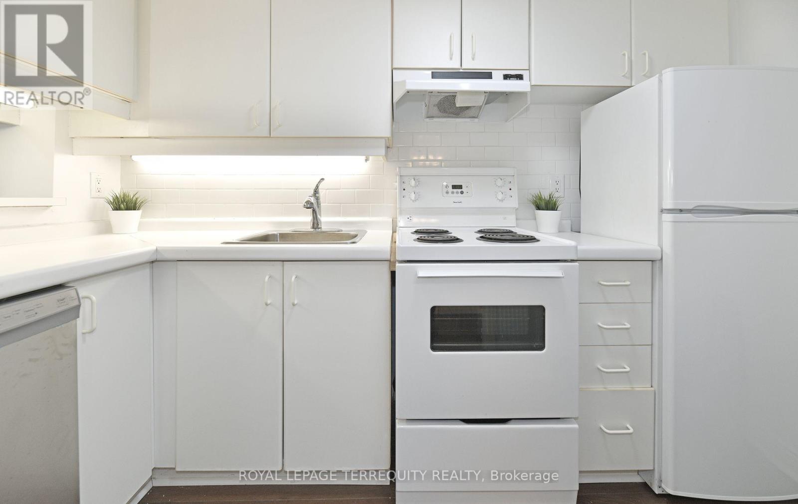 #1113 711 BAY STREET - 12