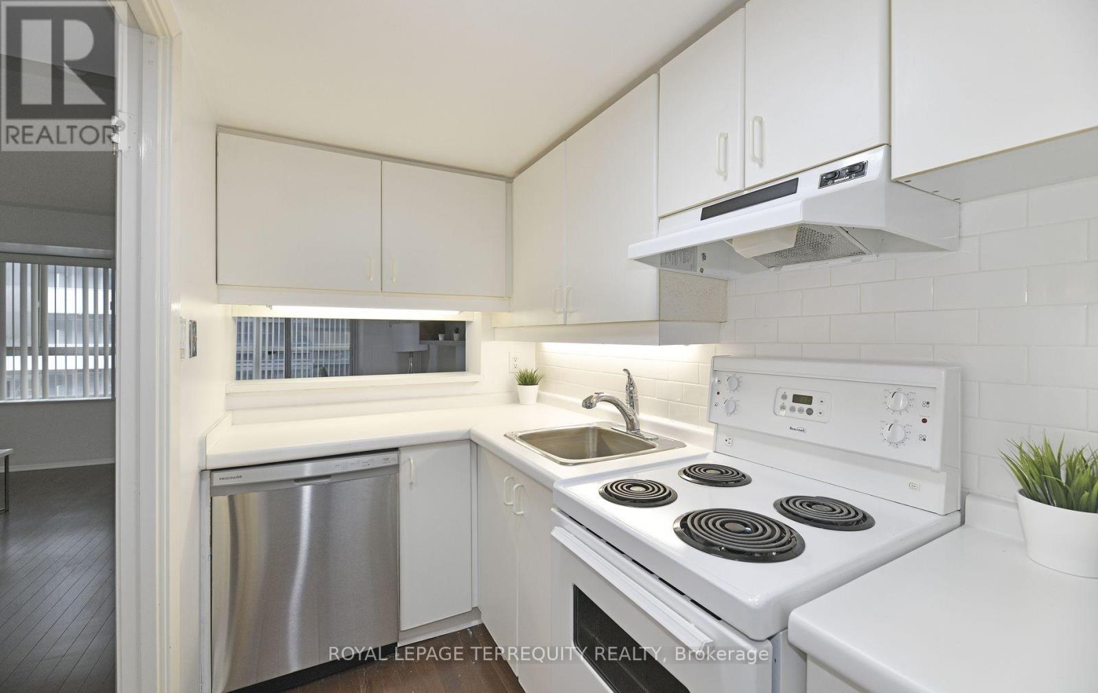 #1113 711 BAY STREET - 13