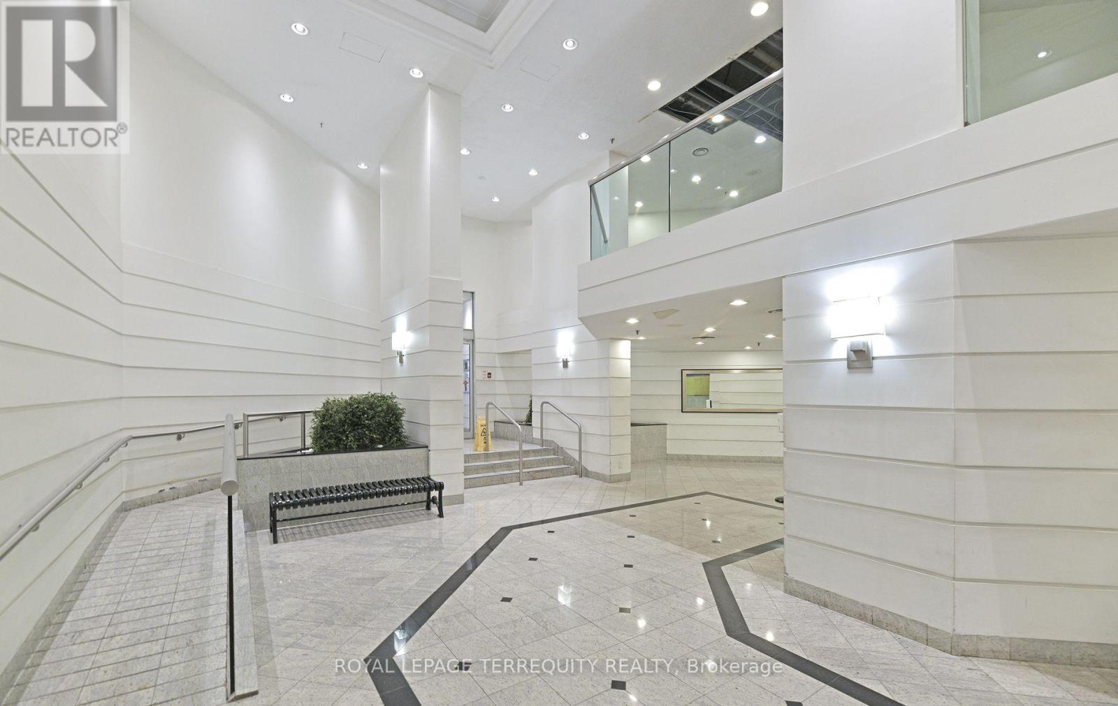 #1113 711 BAY STREET - 17