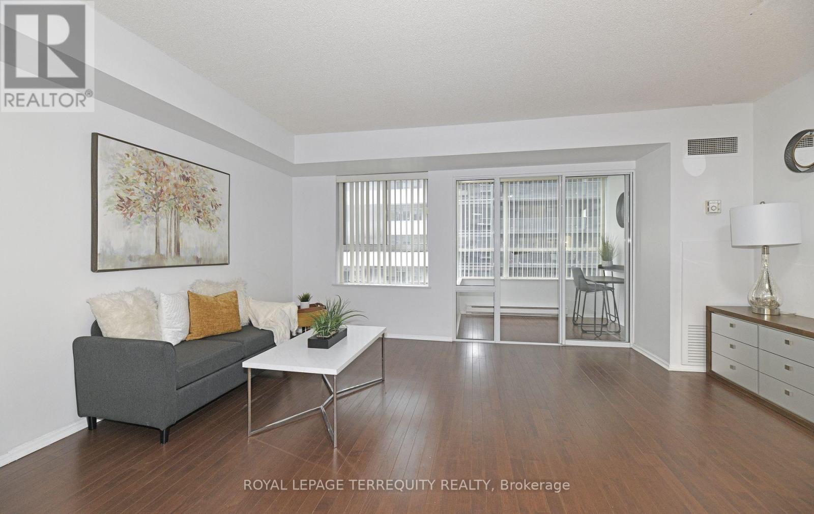#1113 711 BAY STREET - 2