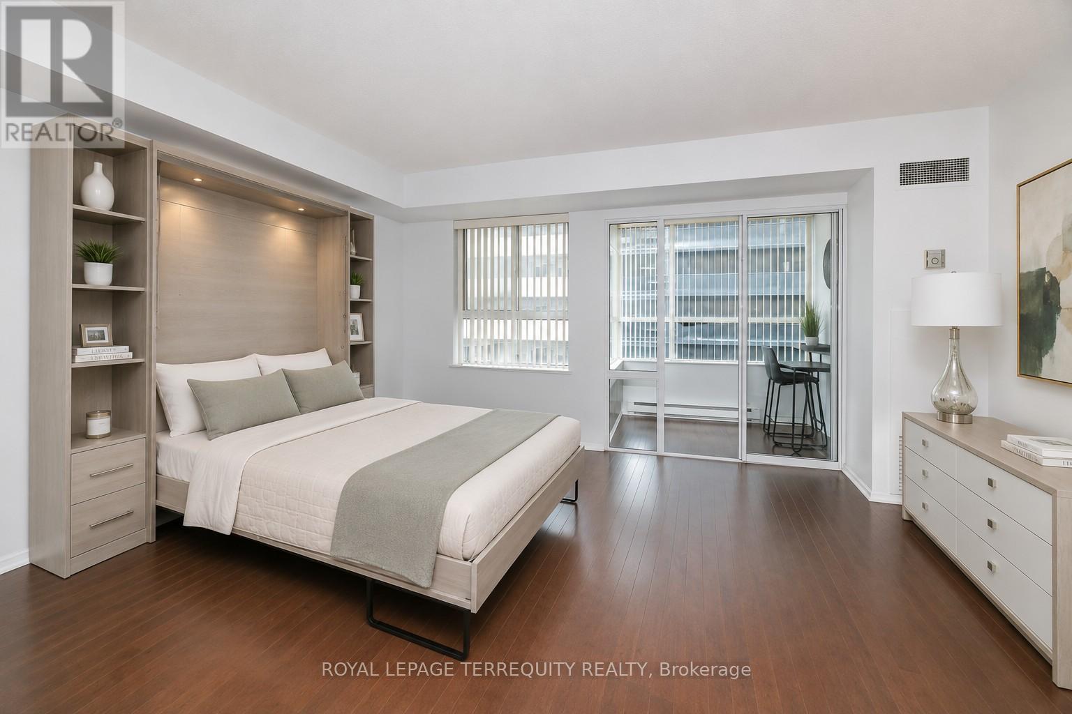 #1113 711 BAY STREET - 4