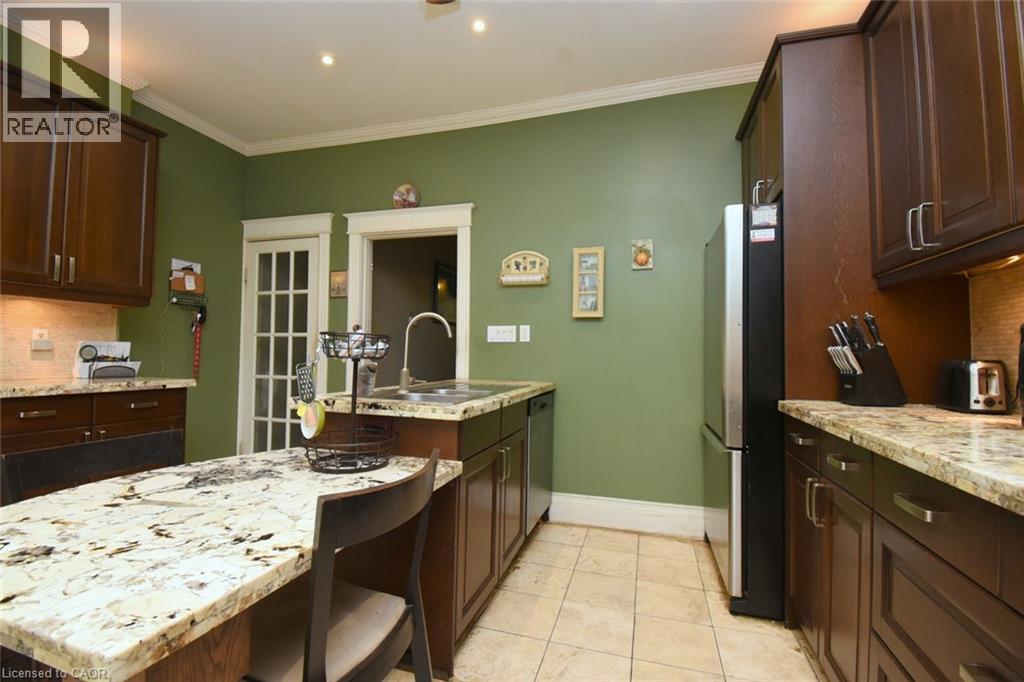 22 PICTON Street E - 13