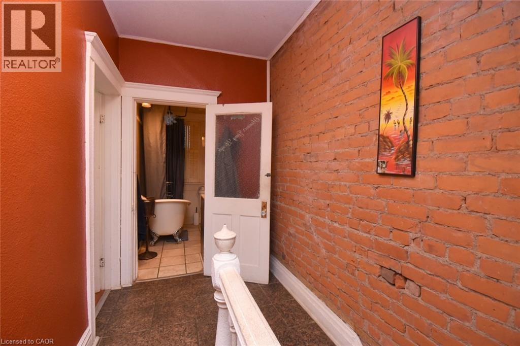 22 PICTON Street E - Image 17