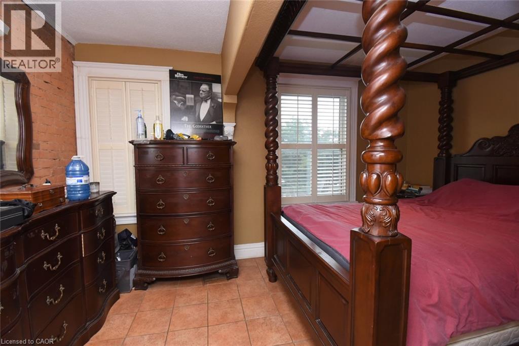 22 PICTON Street E - 18