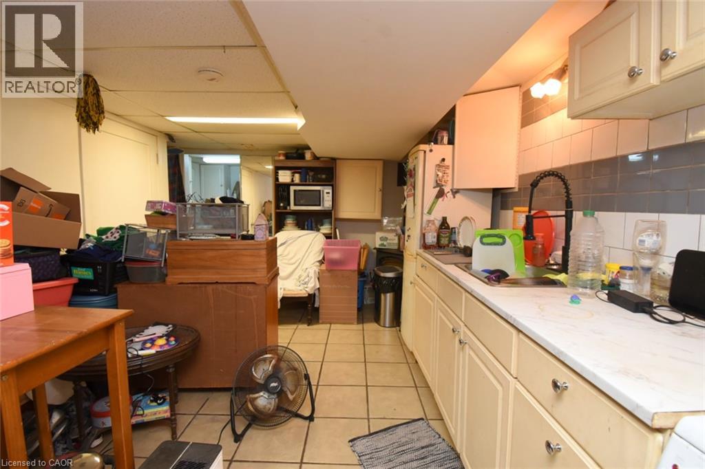 22 PICTON Street E - Image 24