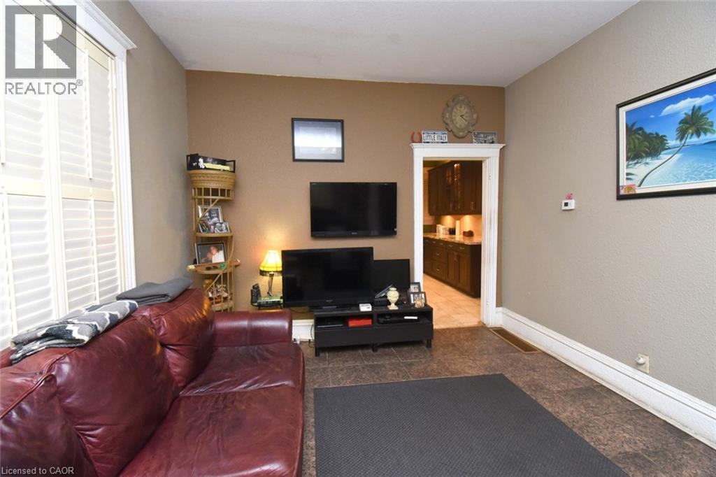 22 PICTON Street E - Image 8